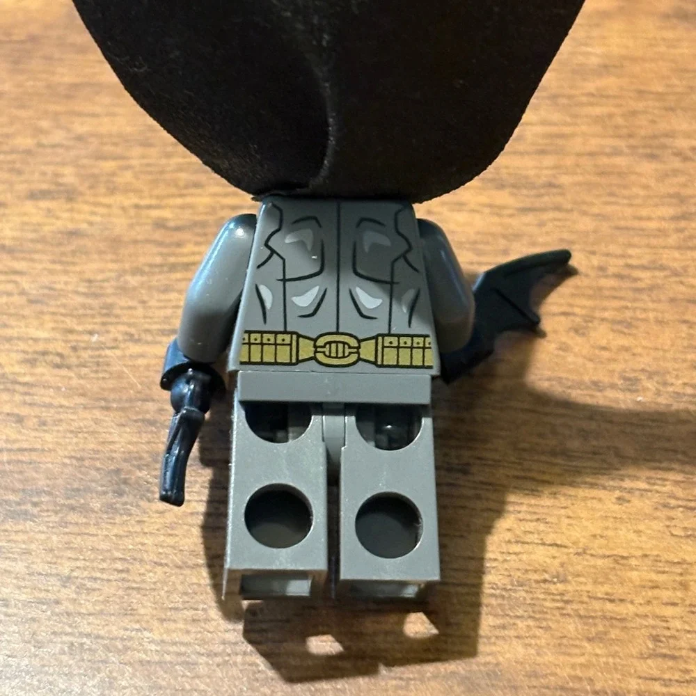 LEGO Batman Minifigure Modern Cowl Black Cape Batarang DC Super Heroes